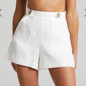 AMALIE THE LABEL - BRANWEN LINEN BUTTON WAIST TAILORED SHORTS IN WHITE - SIZE 8